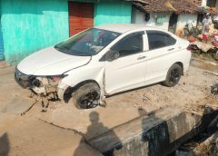 तेज रफ़्तार होंडा सिटी दुर्घटनाग्रस्त, एयरबैग खुलने से बची चालक की जान