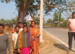 मुख्य सड़क से सटाकर लगाए गए भारी-भरकम खंभे, कंक्रीट से जाम करना भूला ठेकेदार